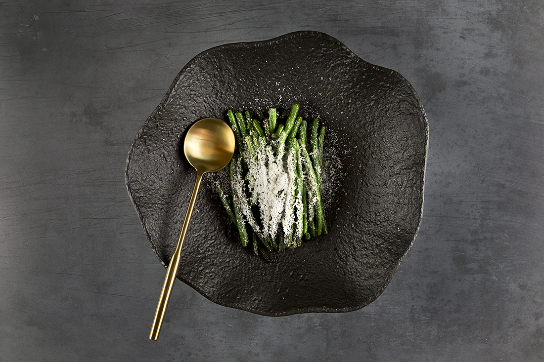 Food Photography green beans in black ceramic bowl
